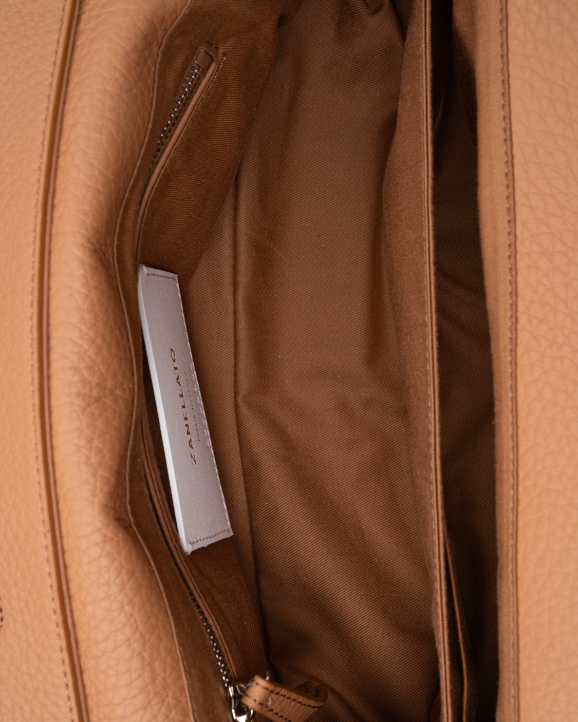 shop ZANELLATO  Borsa: Zanellato borsa "Dotta" small in pelle martellata.
Chiusura roll-top magnetica e nastrini tubolari con fibbia twist-lock.
Tracolla regolabile e removibile.
Tasca interna.
Dimensioni: Larghezza 32 cm, altezza 17 cm, profondità 15,5 cm, luce del manico 16 cm.
Composizione: 100% pelle di vitello.
Made in Italy.. 068750 S 1120000-Z0231 number 1497099